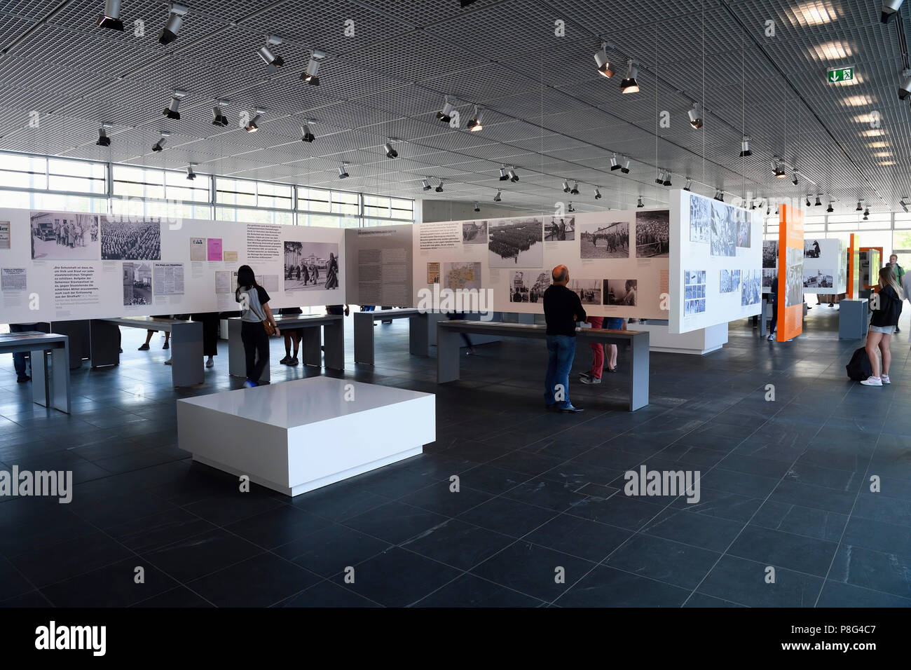 Neu gestalteter Innenbereich, Ausstellung Topographie des terrori, auf dem Gelaende der ehemaligen SS Zentrale, Berlino, Deutschland Foto Stock