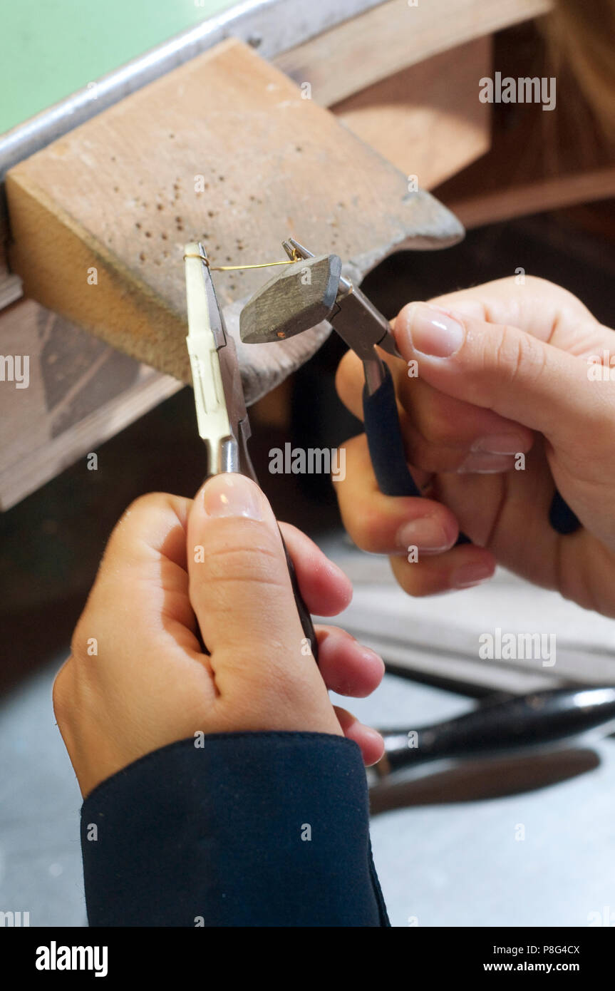 Artigiano al lavoro che produce il Costume Jewelery Foto Stock