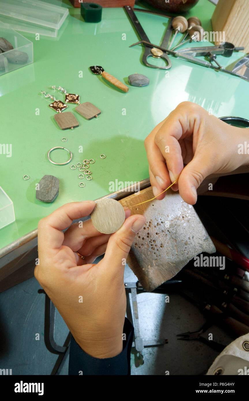 Artigiano al lavoro che produce il Costume Jewelery Foto Stock