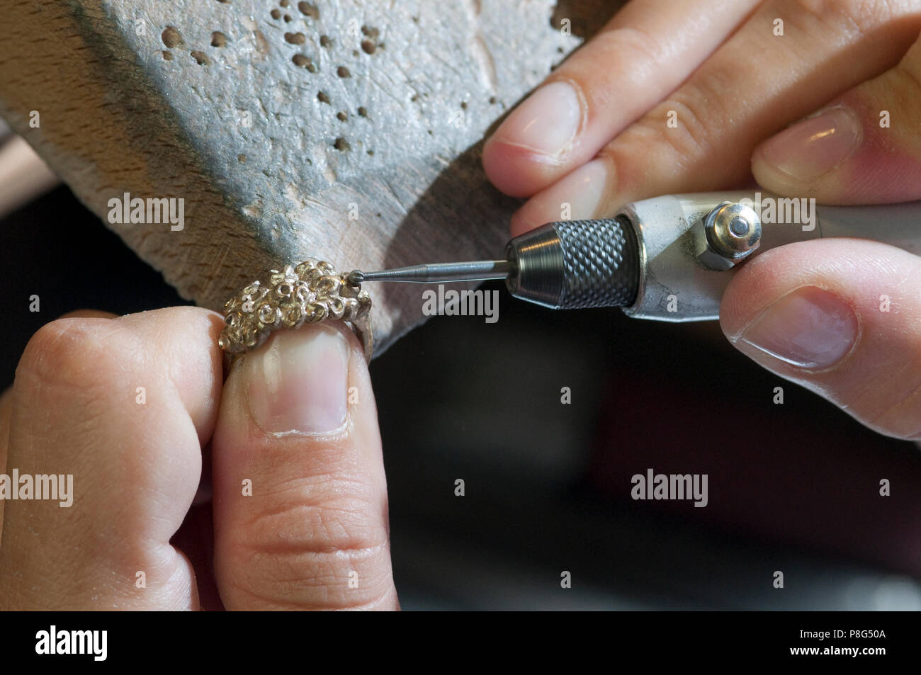 Artigiano al lavoro che produce il Costume Jewelery Foto Stock