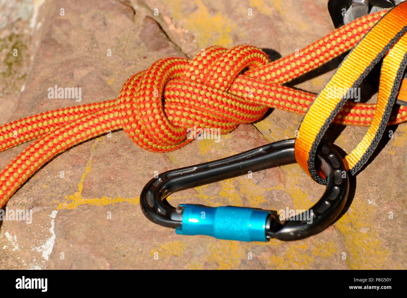 Attrezzature di arrampicata, l'alpinismo, il bloccaggio di moschettone, nastro, figura-otto knot, nodo, sicuro fissaggio Foto Stock