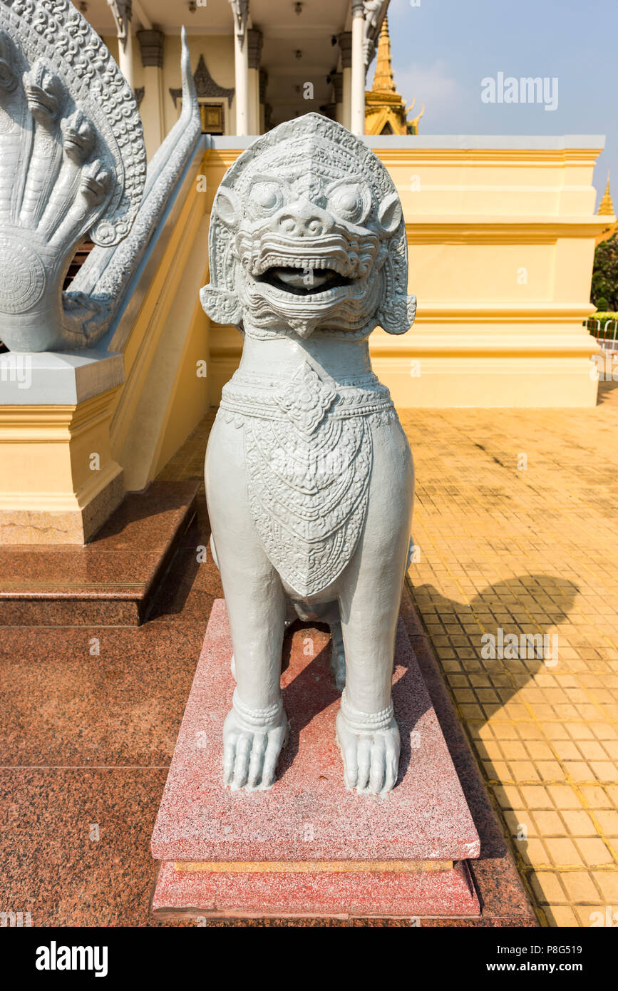 Lion Statua di fronte al Palazzo Reale di Phnom Penh, Cambogia, sud-est asiatico. (Asian Heritage arte) Foto Stock