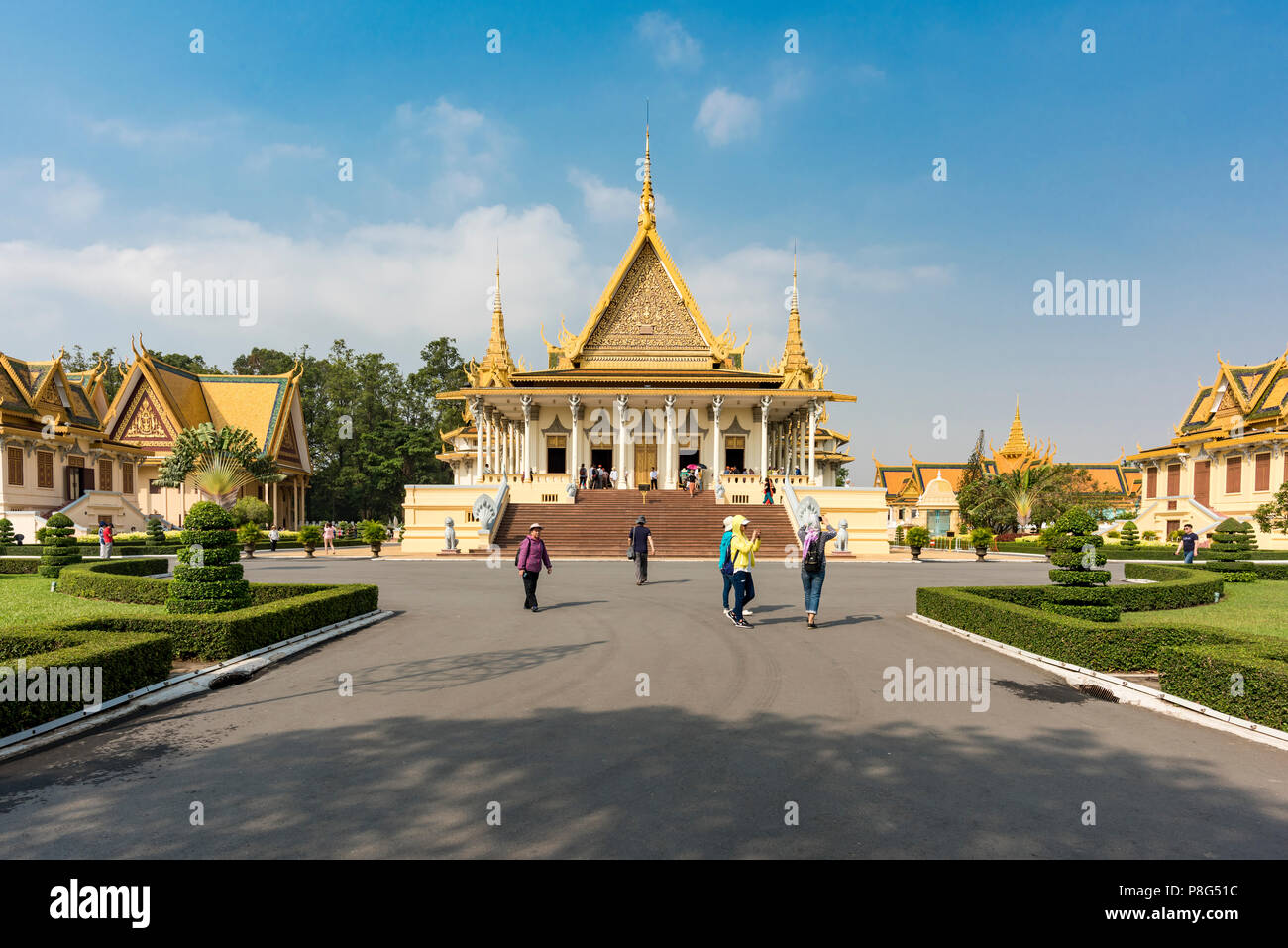 I turisti di fronte alla sala del Trono del Palazzo Reale di Phnom Penh, Cambogia Foto Stock
