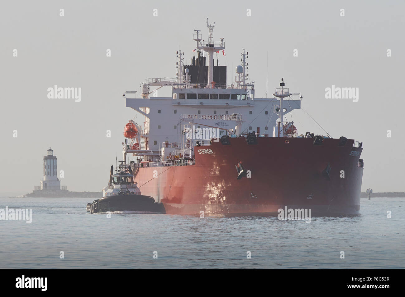 Chimica/Olio prodotti petroliera STRIMON, assistita da rimorchiatori, entra nel Los Angeles canale principale al Porto di Los Angeles, California. Foto Stock