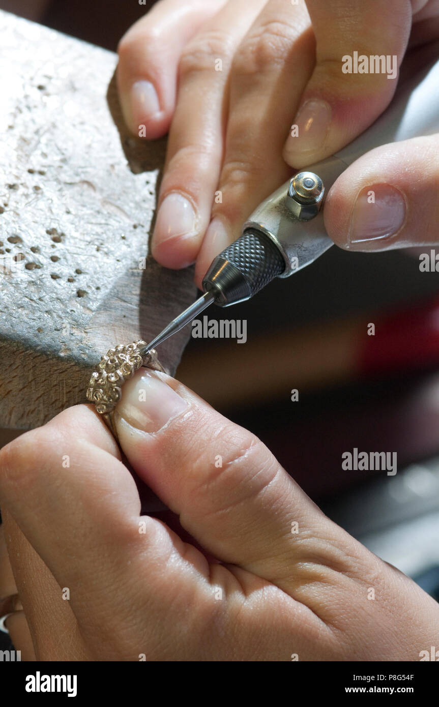 Artigiano al lavoro che produce il Costume Jewelery Foto Stock