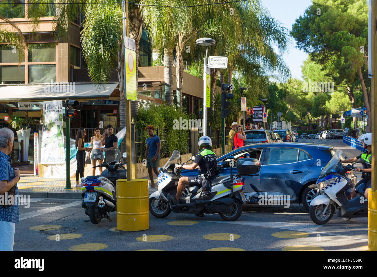 Salou, Spagna - 13 agosto 2017: Salou è una delle più grandi città turistiche in Spagna. Strade pedonali con centinaia di turisti. Foto Stock