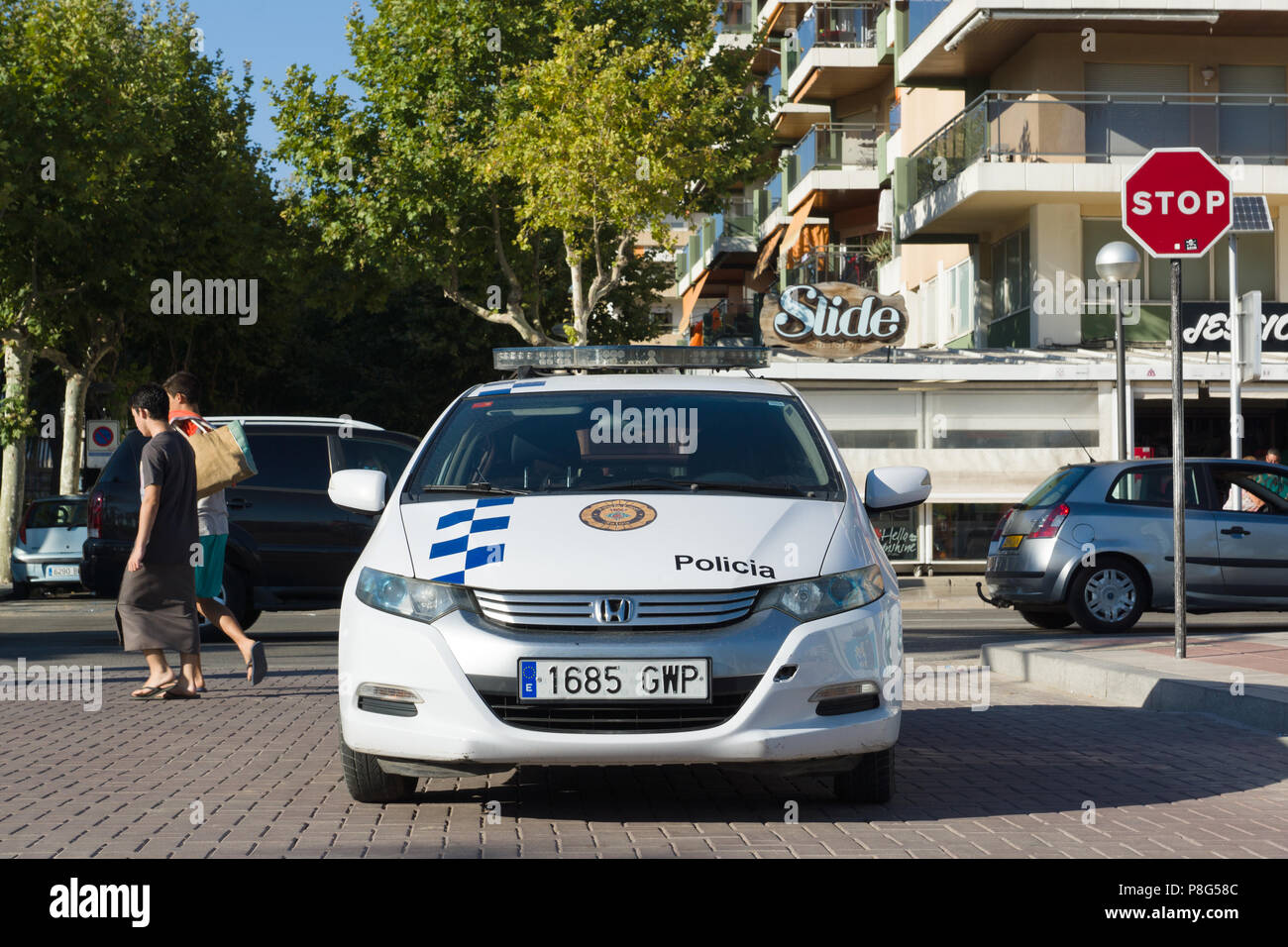 Salou, Spagna - 13 agosto 2017: Salou è una delle più grandi città turistiche in Spagna. Una macchina della polizia a guardia dell'ordine. Foto Stock