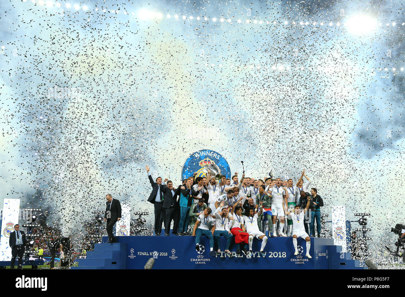 Kiev, Ucraina - 26 Maggio 2018: i giocatori del Real Madrid celebra con il trofeo della UEFA Champions League a seguito dei loro lati vittoria. Real Madrid - Live Foto Stock