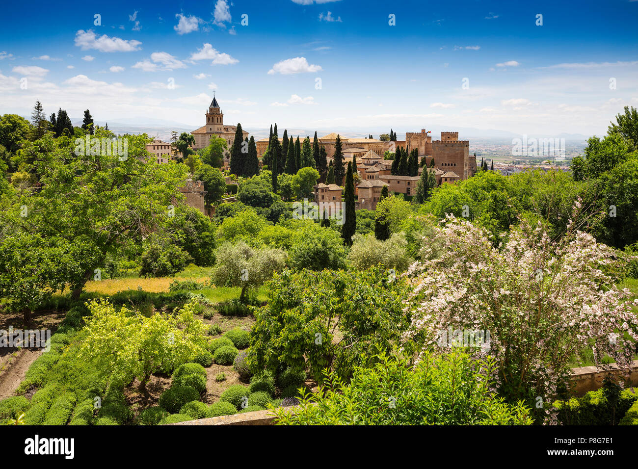 Giardini e vista panoramica. Alhambra, Sito Patrimonio Mondiale dell'UNESCO. La città di Granada. Andalusia, Spagna del Sud Europa Foto Stock