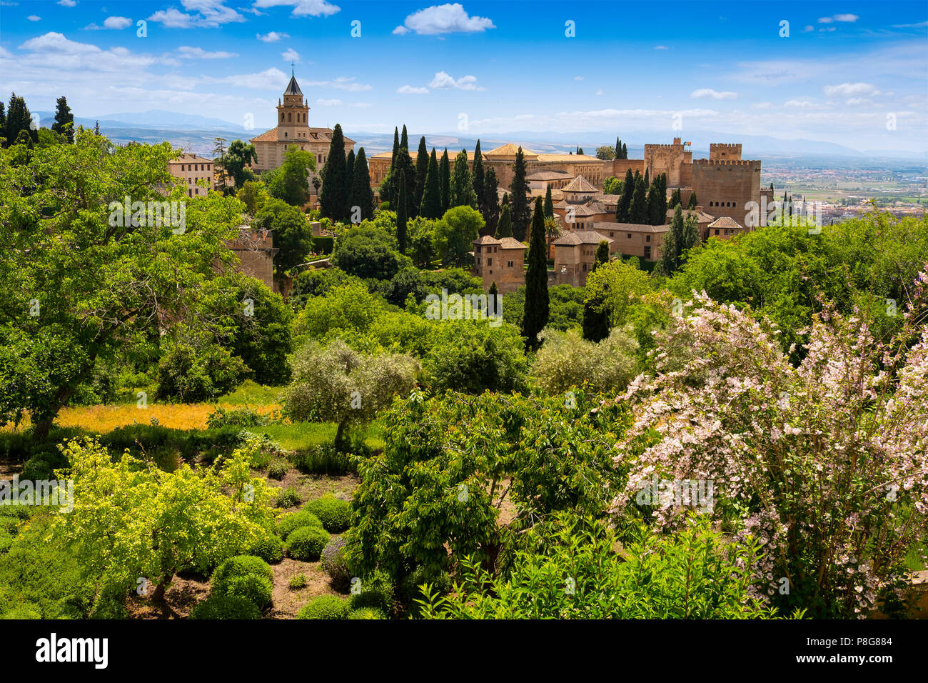 Giardini e vista panoramica. Alhambra, Sito Patrimonio Mondiale dell'UNESCO. La città di Granada. Andalusia, Spagna del Sud Europa Foto Stock
