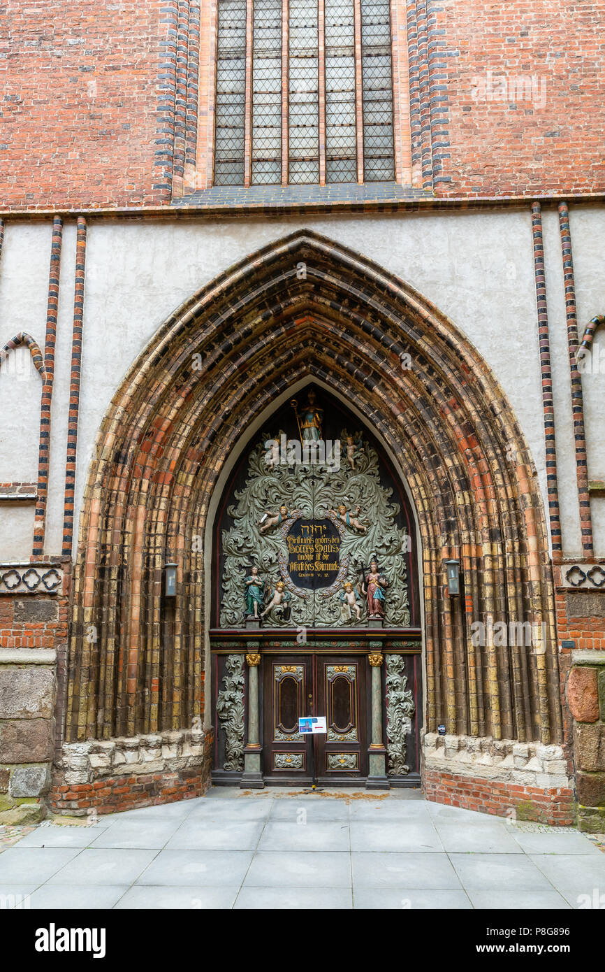 Stralsund, Germania - 12 Maggio 2018: portale della chiesa di San Nicola. È il più vecchio dei tre principali chiese parrocchiali a Stralsund. Essa è stata dedicata ho Foto Stock