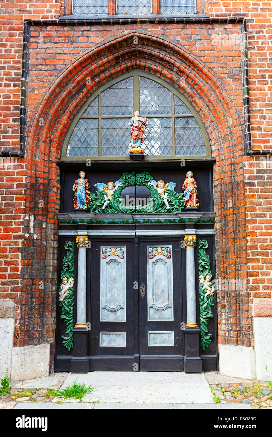 Stralsund, Germania - 12 Maggio 2018: storico ornato porta nella città vecchia di Stralsund. Il centro storico di Stralsund isola della città vecchia è un patrimonio mondiale Heri Foto Stock