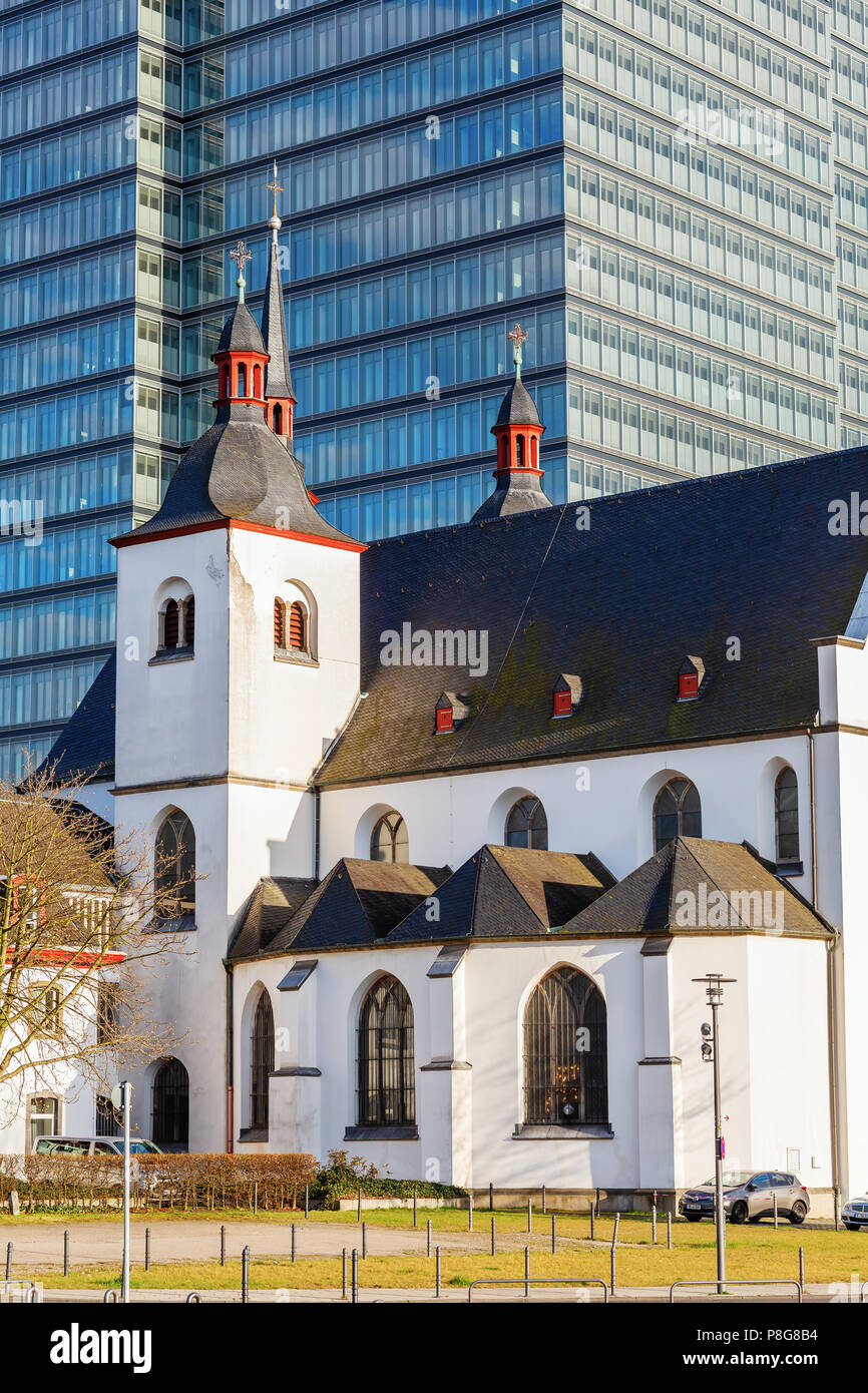 Colonia, Germania - Luglio 03, 2017: Alt St. Heribert in Cologne-Deutz davanti a una torre di uffici. La chiesa fu fondata 1003 sul sito di un romano fo Foto Stock