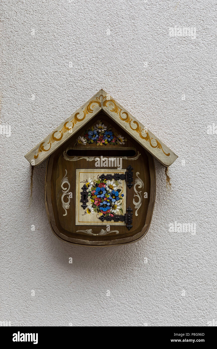 Posta in legno o letter box decorato con fiori alpini motif Foto Stock
