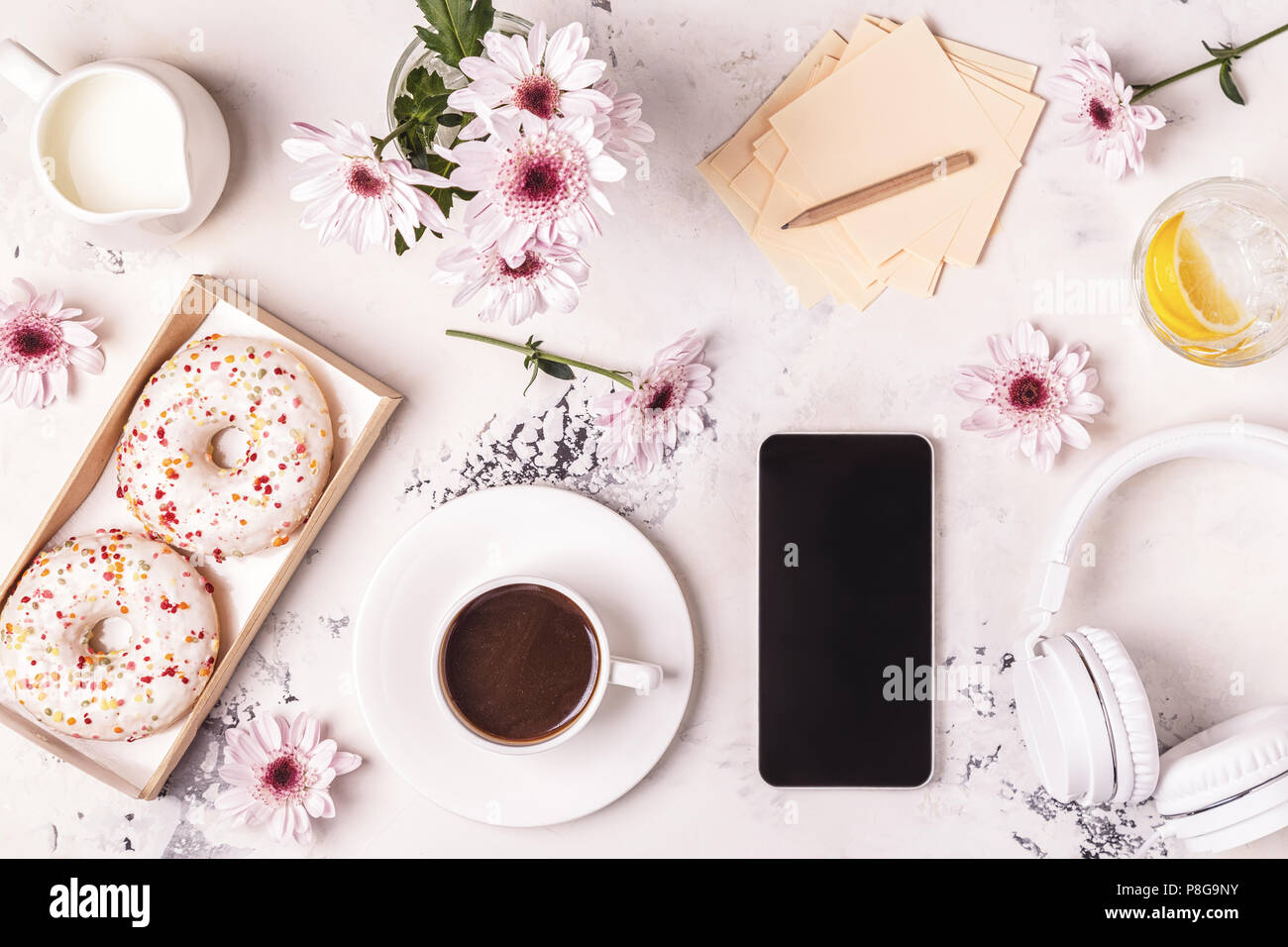La prima colazione - caffè, tephon, cuffie. Vista da sopra con copia spazio. Foto Stock