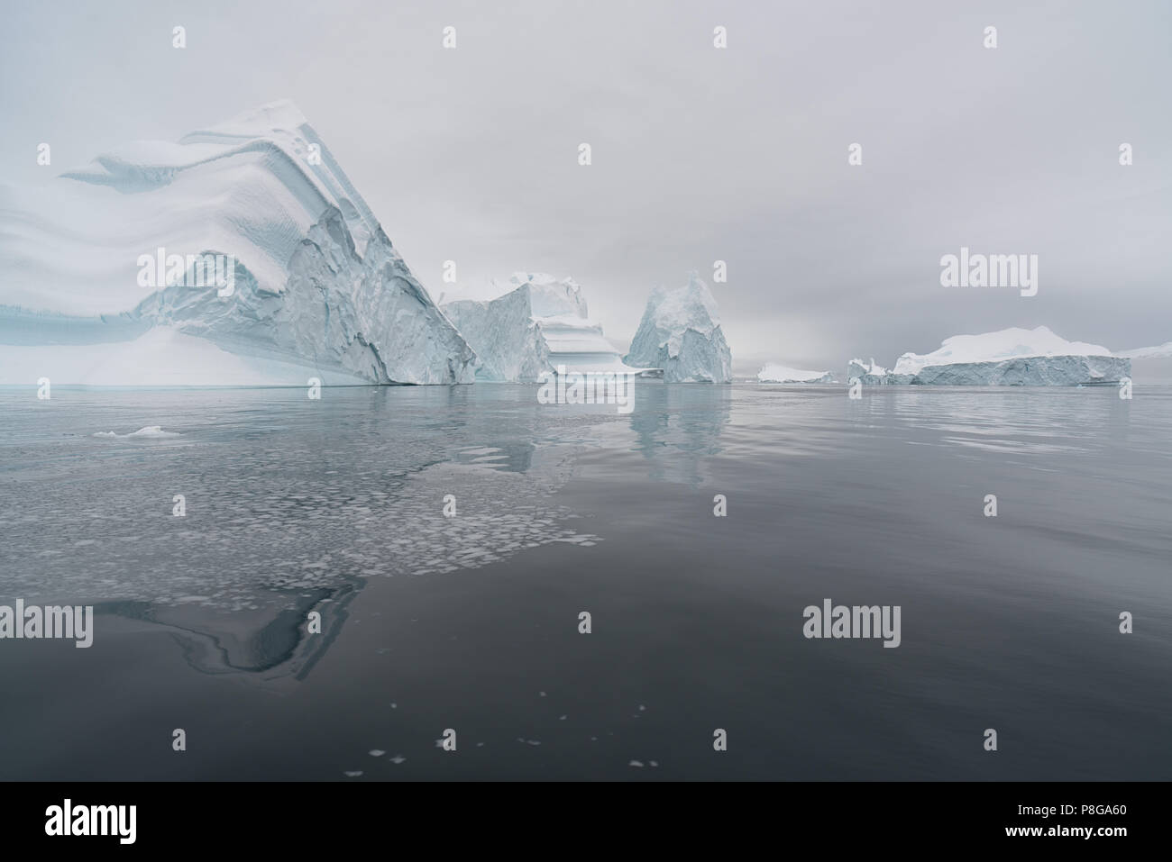 Kangertitivaq, Groenlandia, Danimarca, icebergs a Røde Fjord, che fa parte di Scoresby Sund. Der sogenannte Eisbergfriedhof Foto Stock