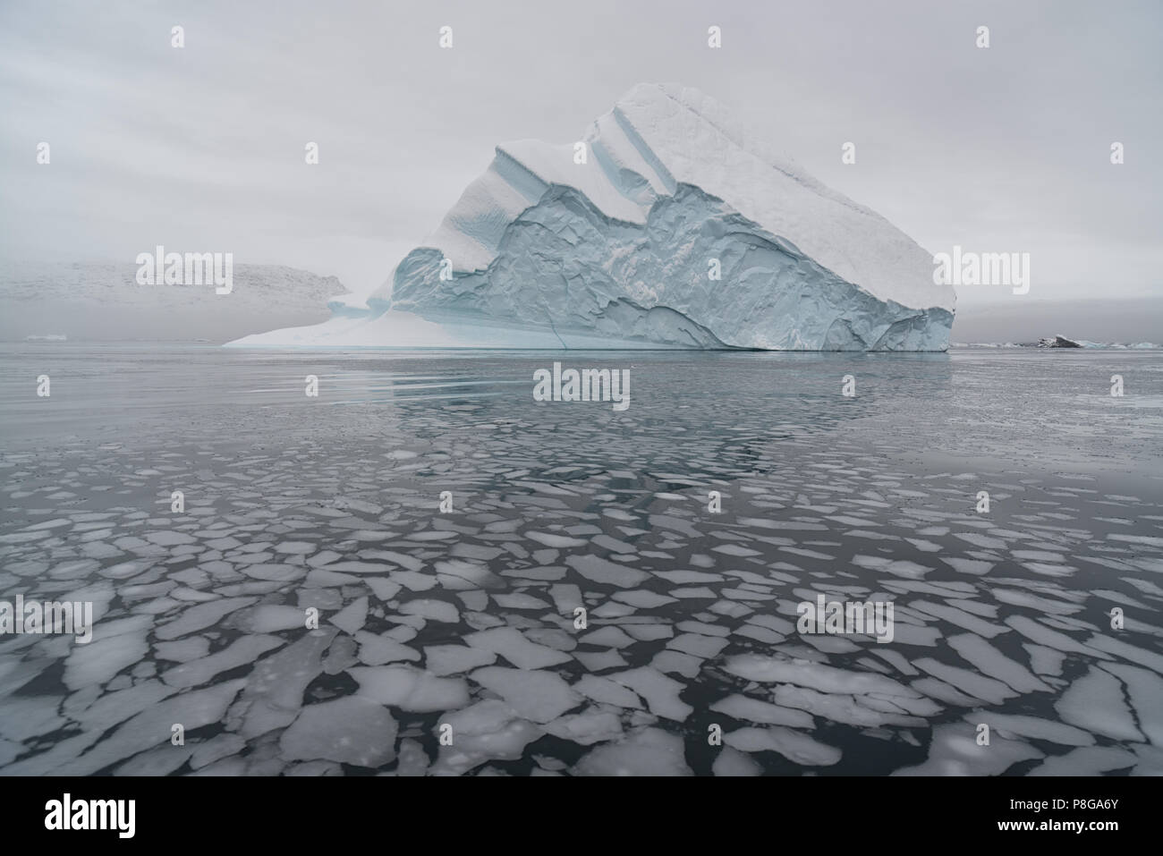 Kangertittivaq, la Groenlandia e la Danimarca. Iceberg nel fiordo Røde, che è parte di Scoresby Sund. Der sogenannte Eisbergfriedhof Foto Stock