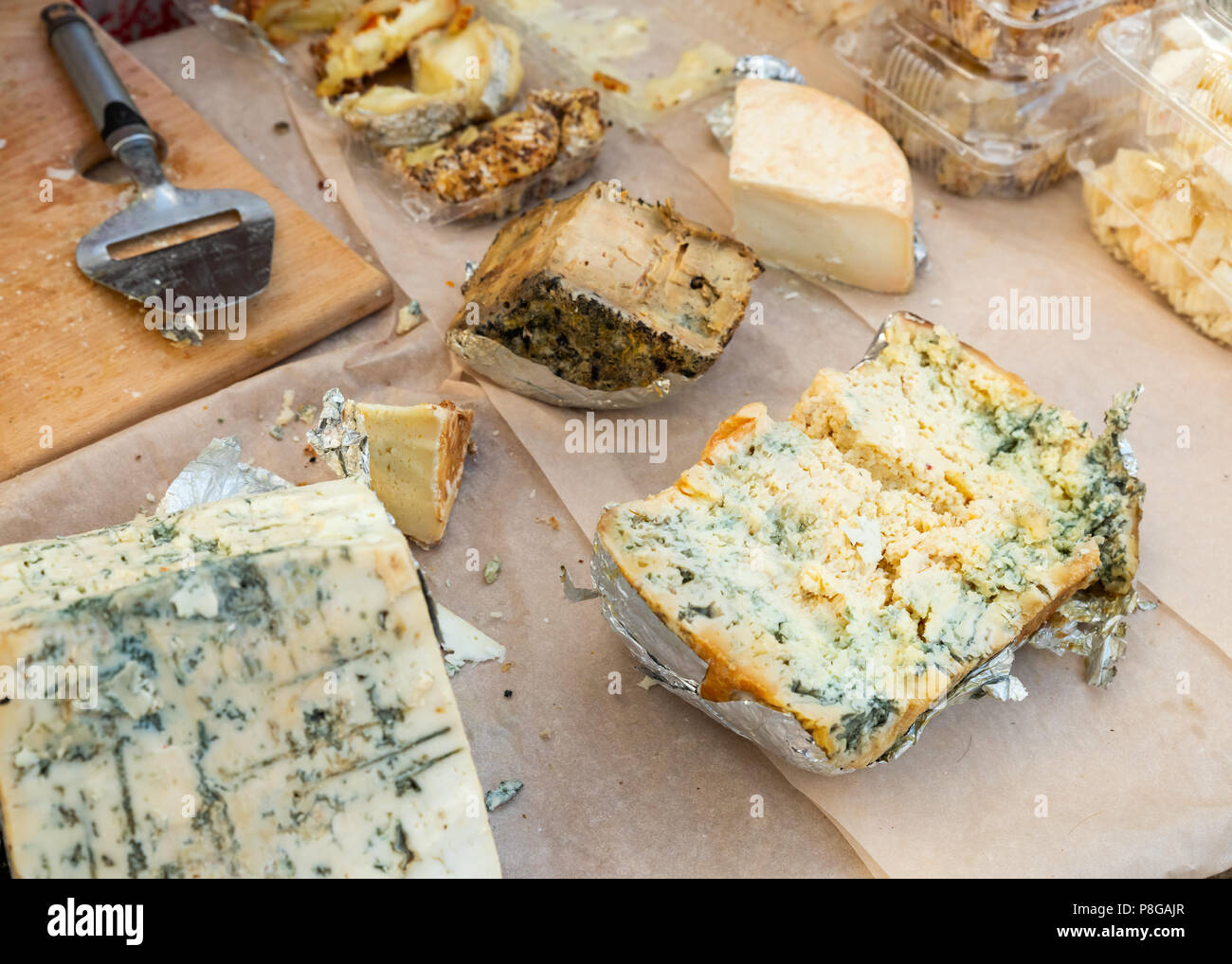 Assortimento di formaggi a muffa e soft brunost sul tavolo Foto Stock