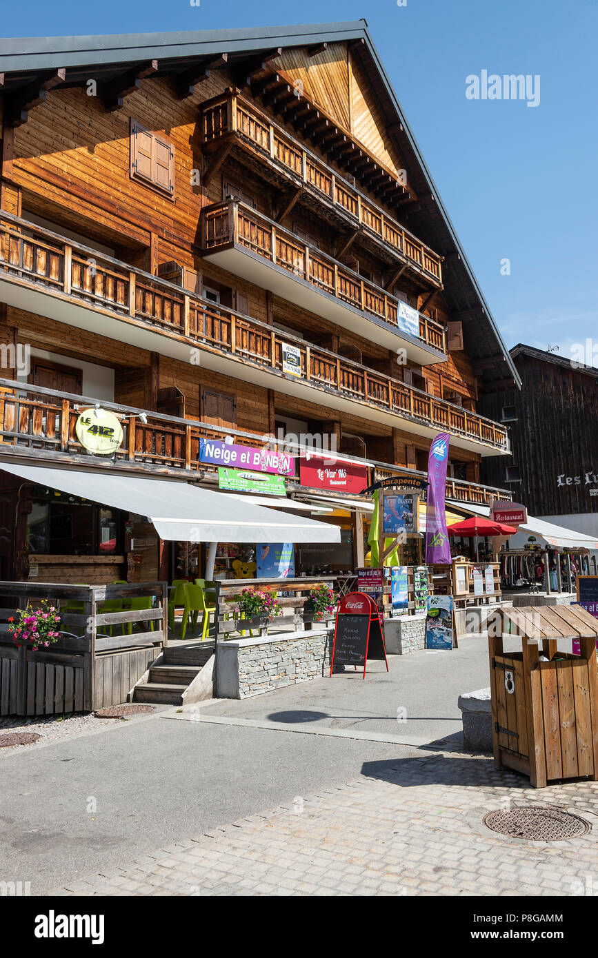 La bella stazione sciistica città di Les Gets con stile Chalet e architettura in estate vicino a Morzine Alta Savoia Portes du Soleil Francia Foto Stock