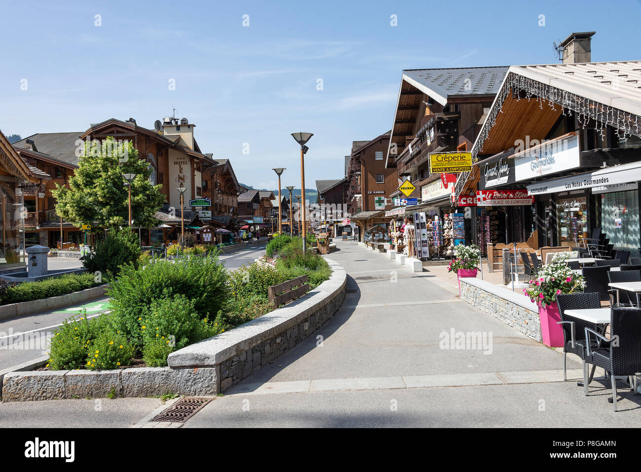 La bella stazione sciistica città di Les Gets con stile Chalet e architettura in estate vicino a Morzine Alta Savoia Portes du Soleil Francia Foto Stock