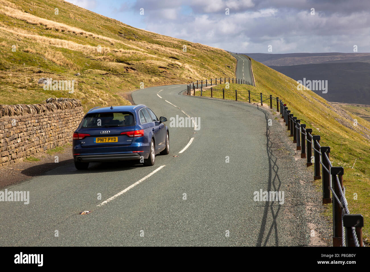Regno Unito, Inghilterra, Yorkshire, Swaledale, Buttertubs Pass, auto sulla strada collinare a Thwaite e Muker Foto Stock