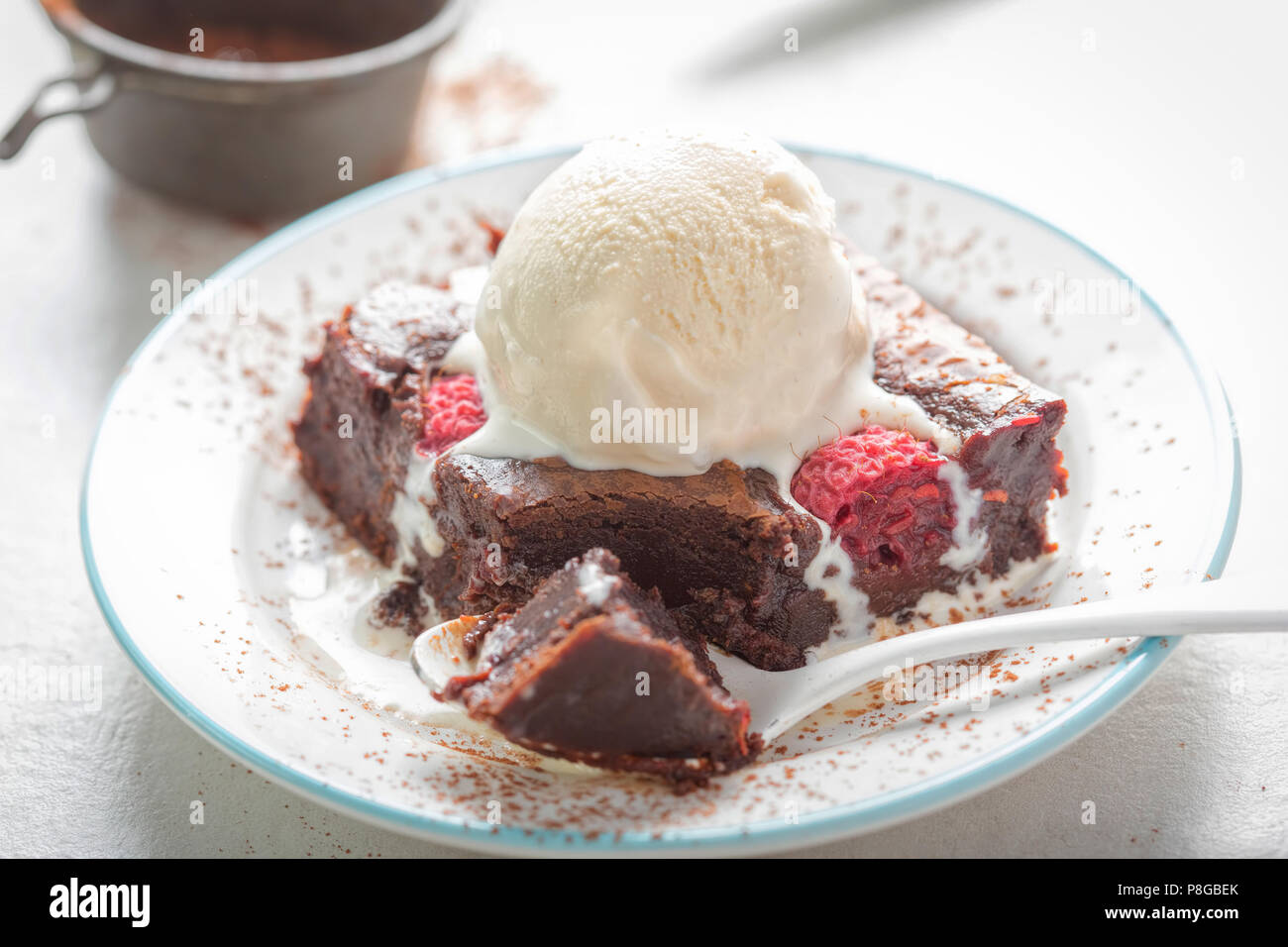Lampone brownie al cioccolato con gelato alla vaniglia, creme Foto Stock