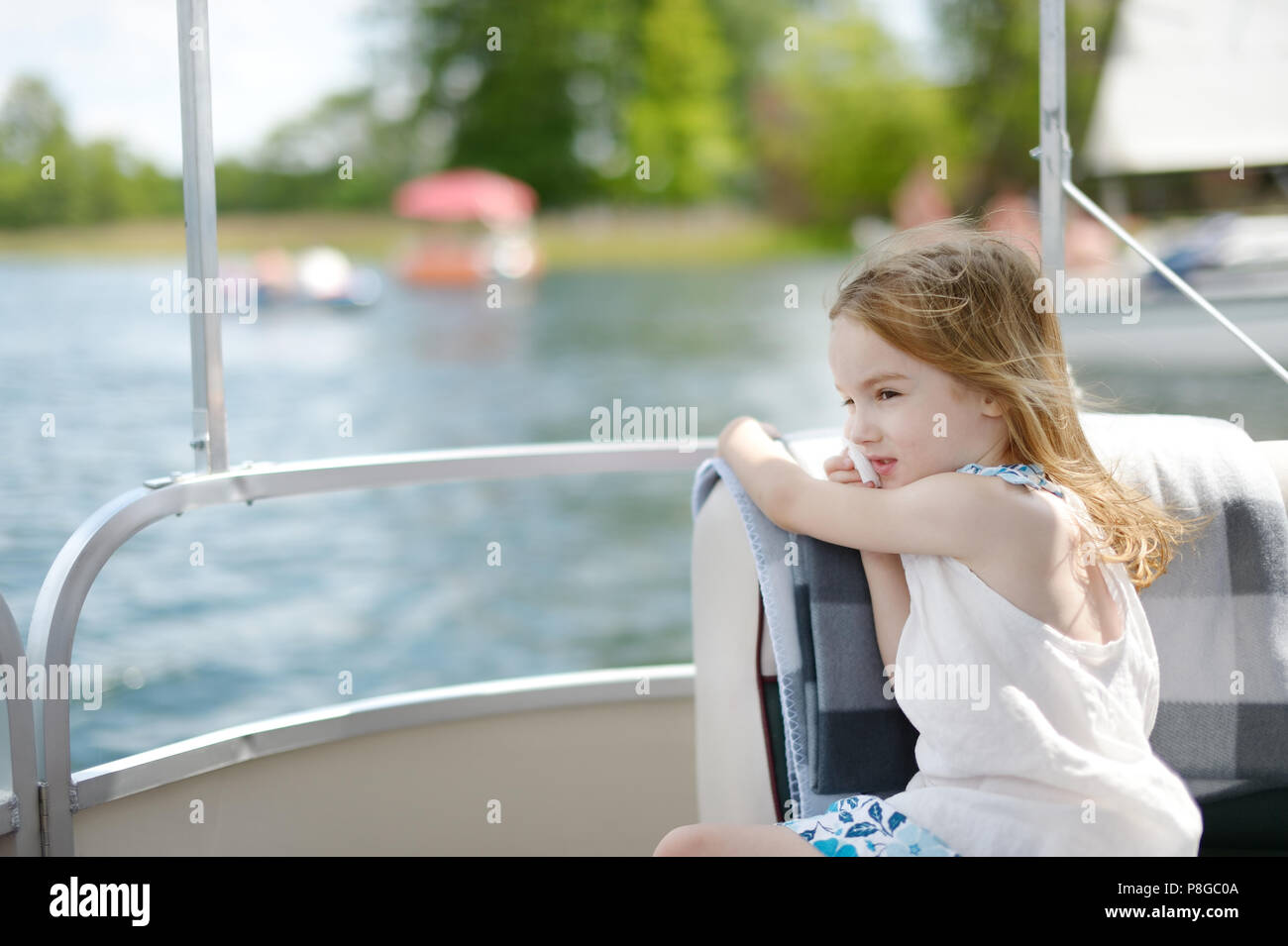 Bambina avente una buona volta su una barca a vela Foto Stock