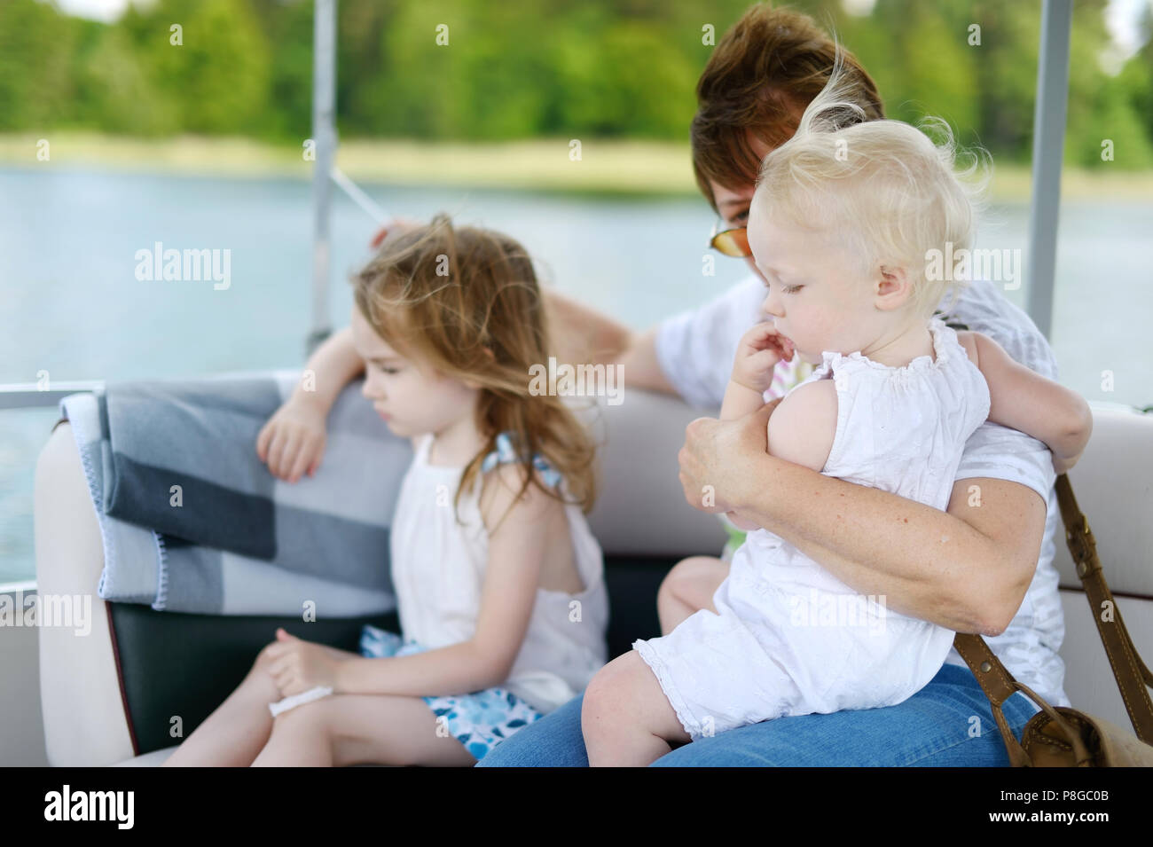 La famiglia felice avente una buona volta su una barca a vela Foto Stock