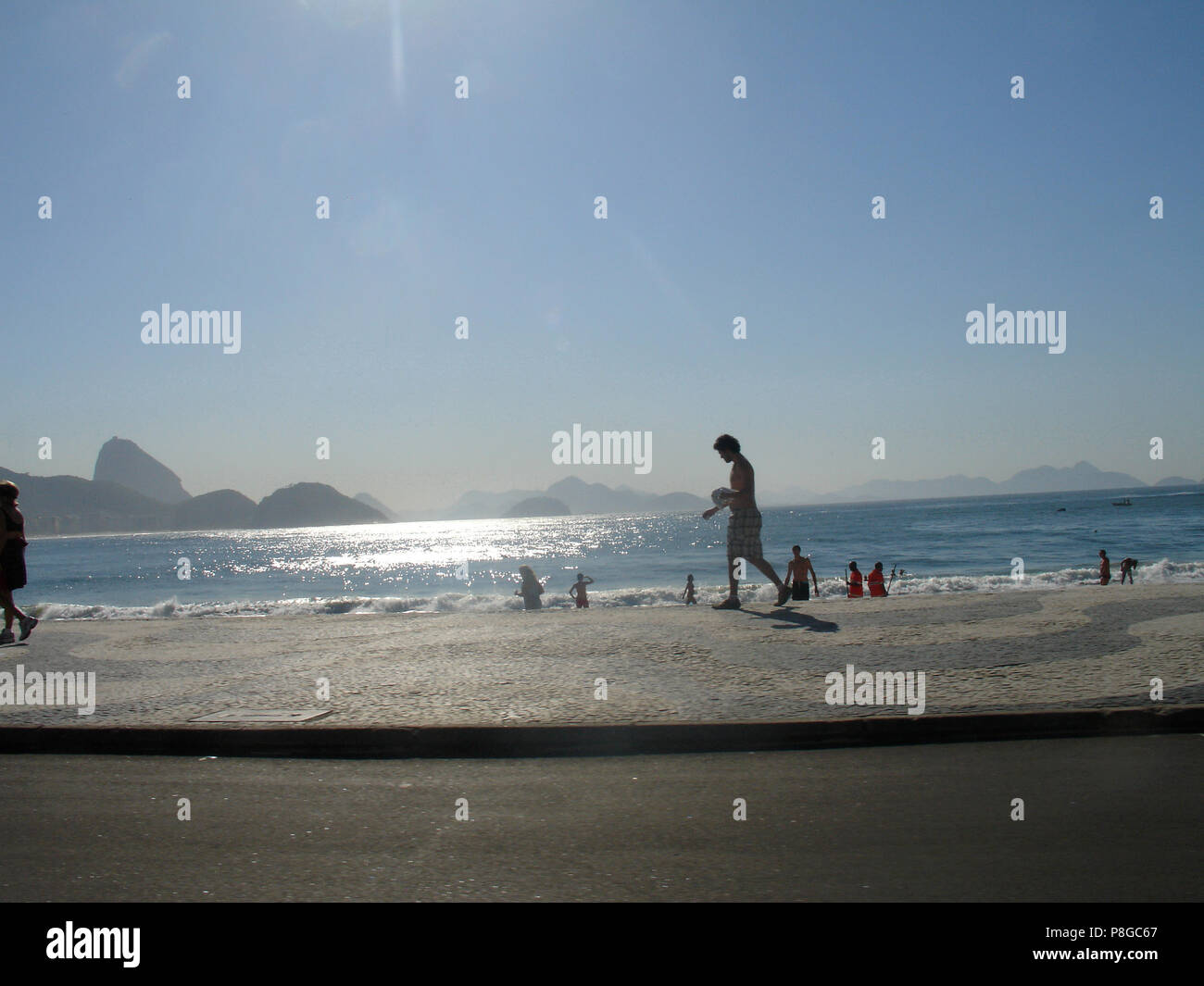 Sulla spiaggia di Copacabana, Rio de Janeiro, RJ, Brasile Foto Stock