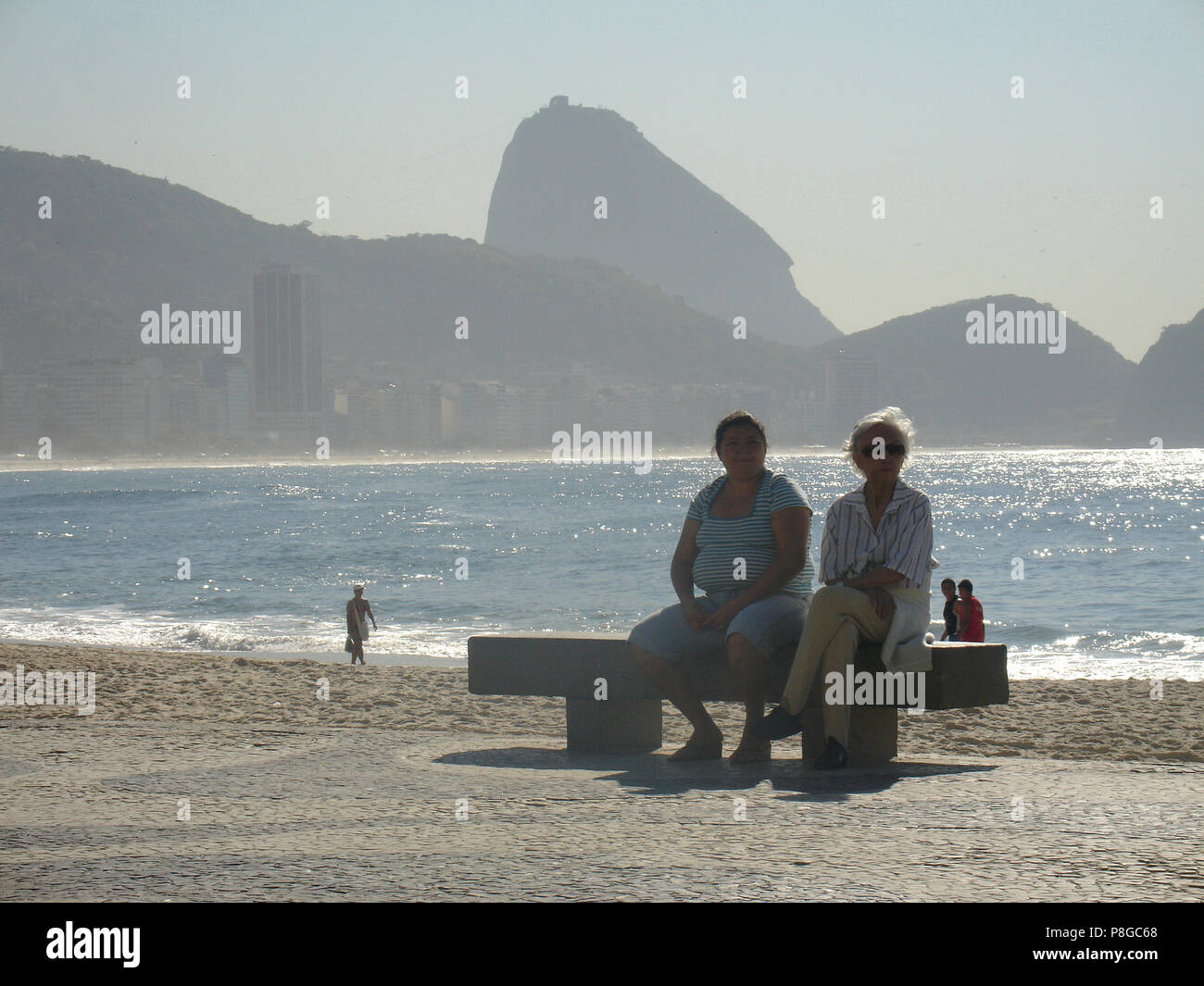 Sulla spiaggia di Copacabana, Rio de Janeiro, RJ, Brasile Foto Stock