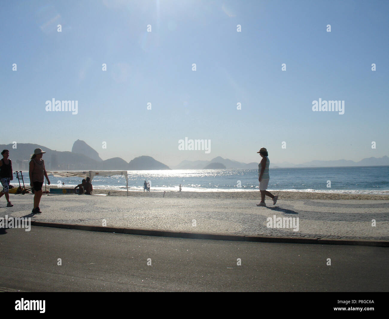 Sulla spiaggia di Copacabana, Rio de Janeiro, RJ, Brasile Foto Stock