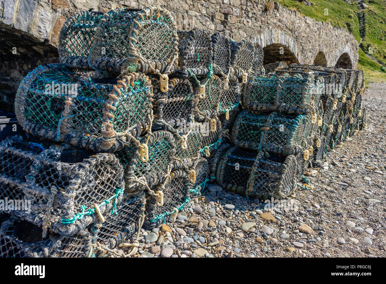 Granchio di mare le reti da pesca e gabbie vicino a Bude in North Cornwall, Cornwall, Regno Unito Foto Stock