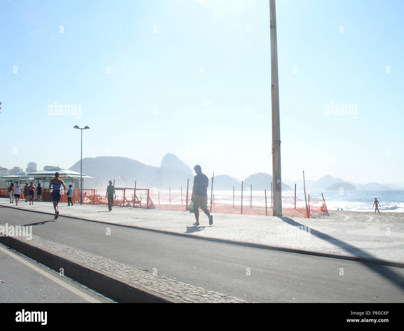 Sulla spiaggia di Copacabana, Rio de Janeiro, RJ, Brasile Foto Stock