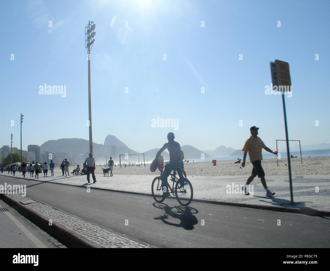 Sulla spiaggia di Copacabana, Rio de Janeiro, RJ, Brasile Foto Stock