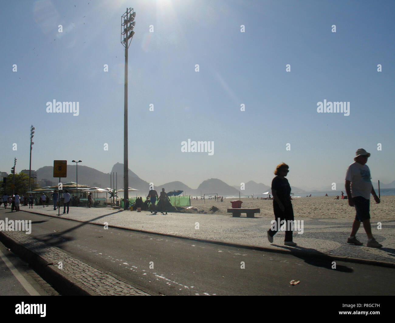 Sulla spiaggia di Copacabana, Rio de Janeiro, RJ, Brasile Foto Stock