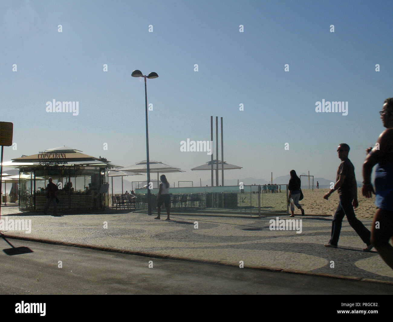 Sulla spiaggia di Copacabana, Rio de Janeiro, RJ, Brasile Foto Stock