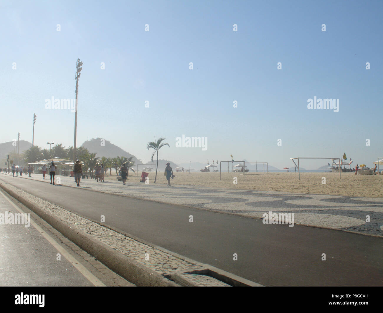 Sulla spiaggia di Copacabana, Rio de Janeiro, RJ, Brasile Foto Stock