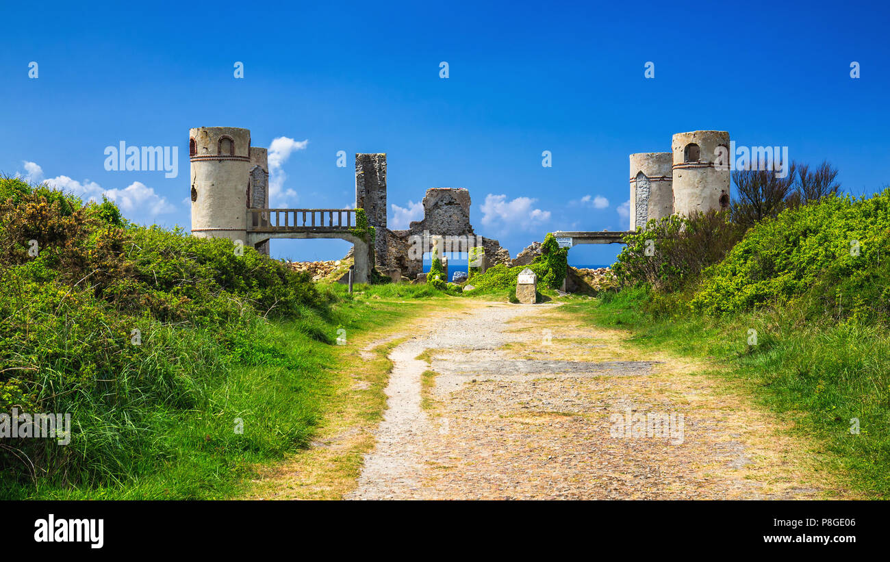 Rovine del Manoir de Coecilian del poeta francese Saint-Pol-Roux / Paul-Pierre Roux in Camaret-sur-Mer, Bretagna Francia Foto Stock