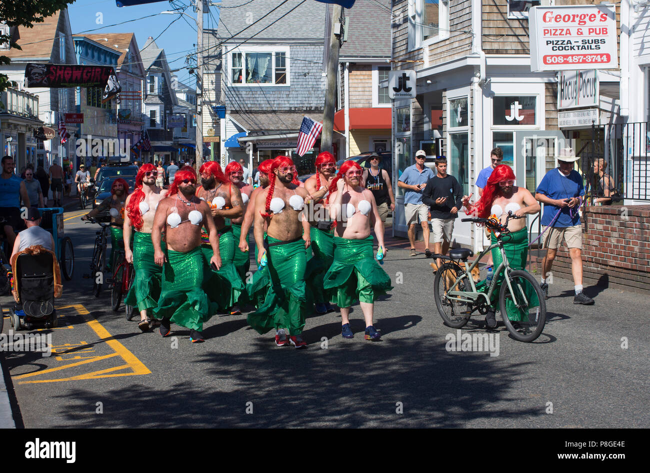 Un gruppo di 'mermaids' marzo attraverso le strade di a Provincetown, Massachusetts il Cape Cod, STATI UNITI D'AMERICA Foto Stock