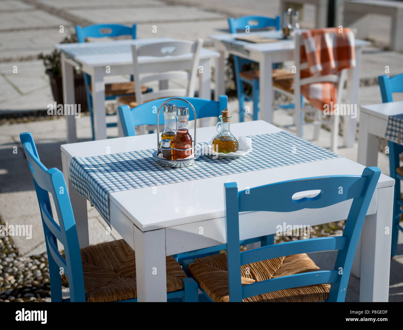 Bianco blu sedie e tavolo di un ristorante mediterraneo (Cres, Croazia Foto  stock - Alamy
