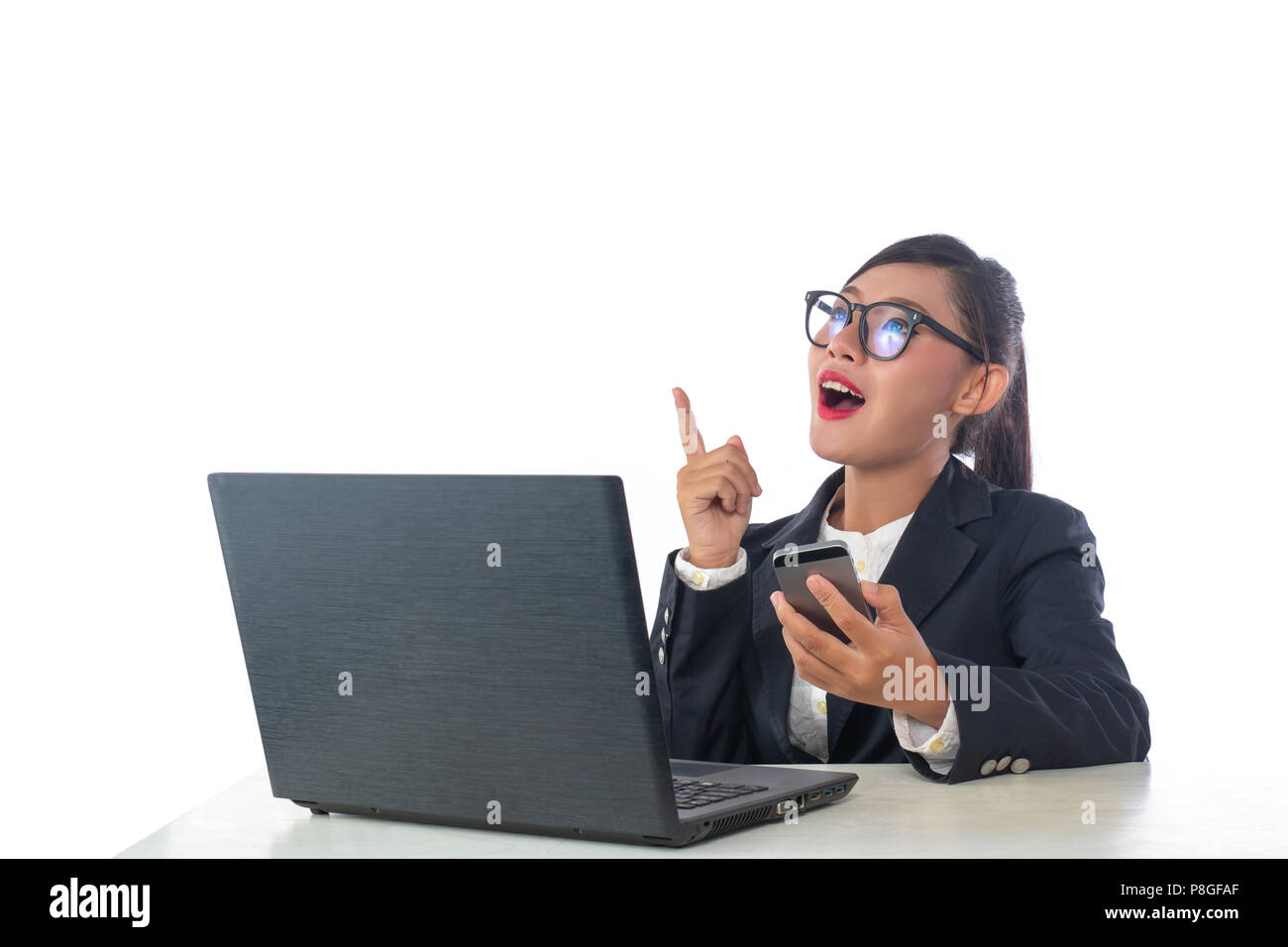 Business donna guardando il telefono, analizzando lo sfondo bianco. Foto Stock