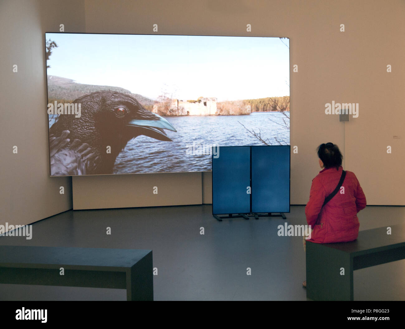 Un pezzo di video arte di essere guardato in Towner Art Gallery, Eastbourne Foto Stock