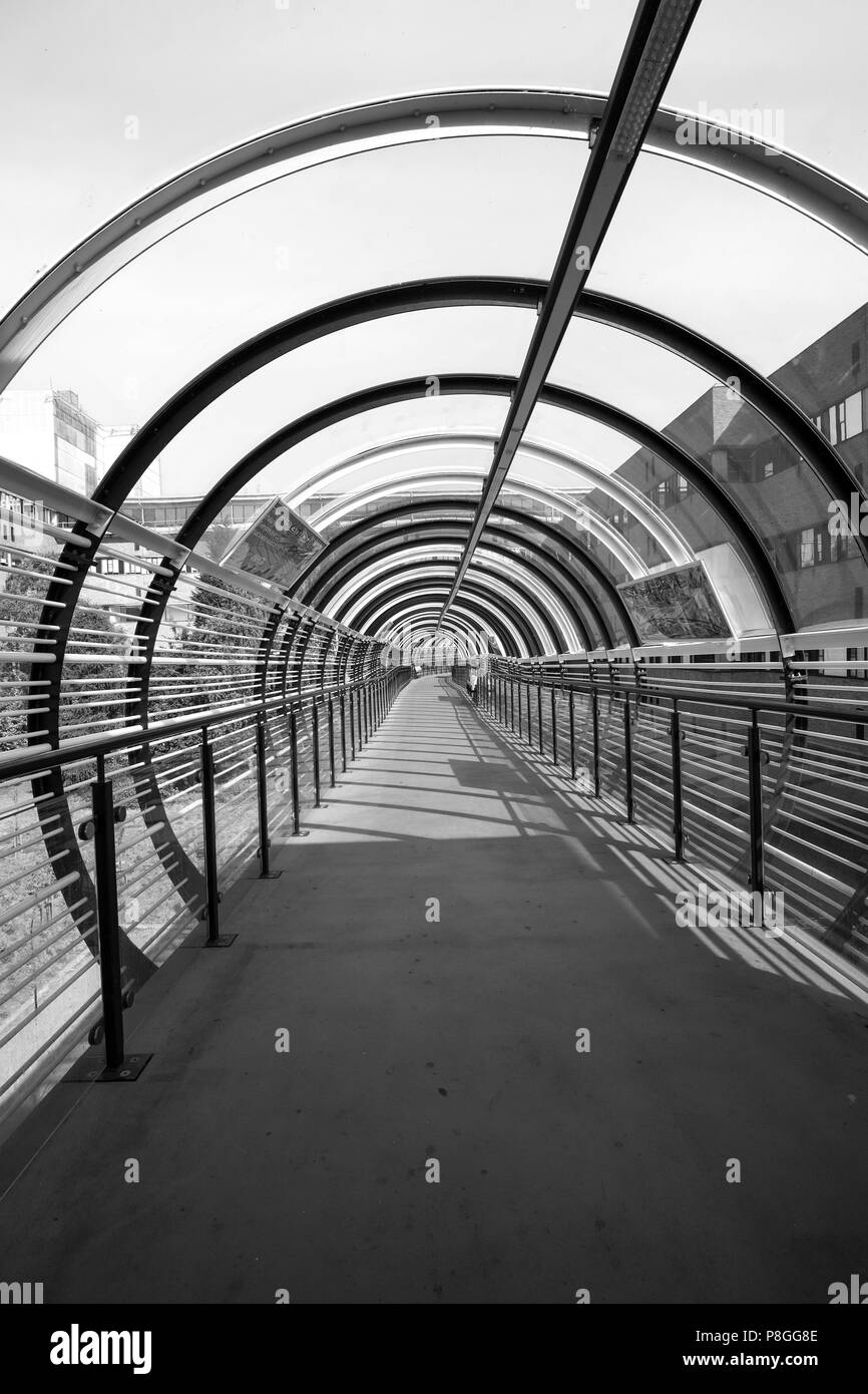 Moderno collegamento pedonale bridge Foto Stock