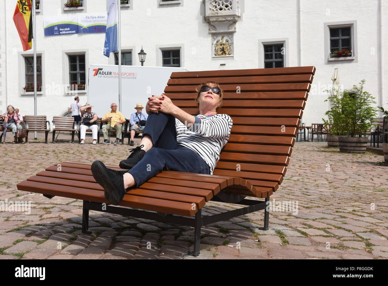 Meissen Marktplatz Germania tourist rilassante sulla grande sedia di Meissen, Bassa Sassonia, Germania Foto Stock
