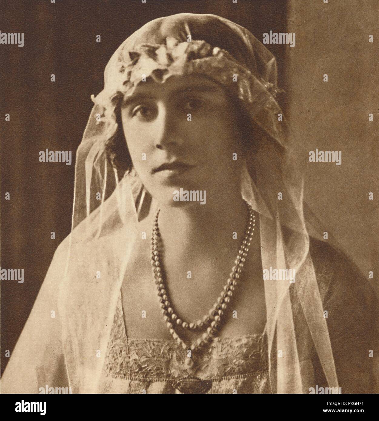 "Damigella al matrimonio della Principessa Maria e il visconte Lascelles (ora la principessa reale e il Conte di Harewood), Febbraio 28th, 1922', 1937. Dal Cor Foto Stock