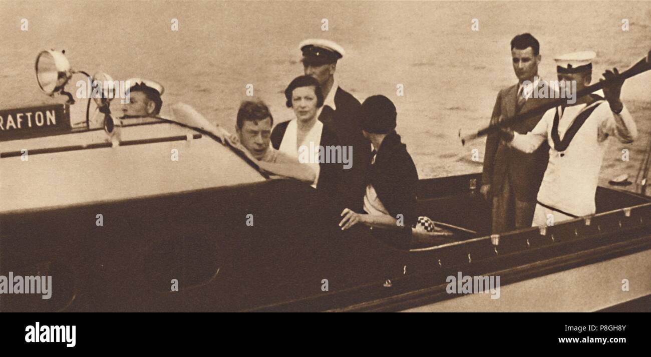 " King Edward tornando al suo yacht da l'isola di Rab', 11 agosto 1936 (1937). Da incoronazione Souvenir Book 1937, edito da Gordon Beckles. [Iam Foto Stock