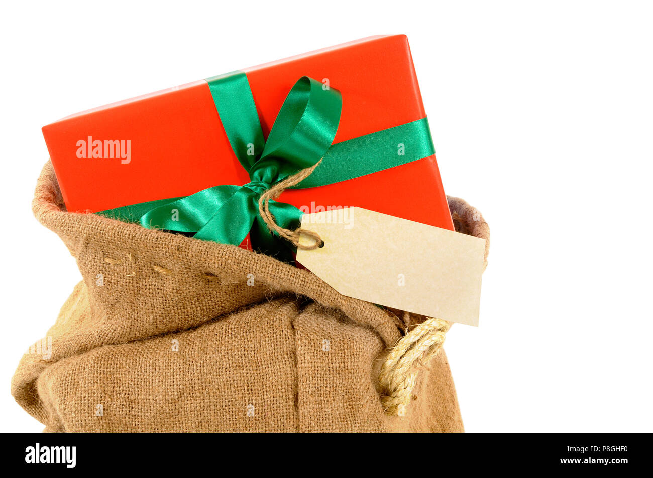 Mail bag o Santa sacco con piccolo rosso regalo di Natale e etichetta isolati su sfondo bianco Foto Stock