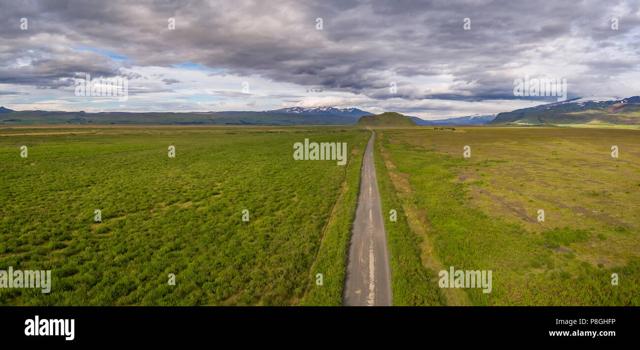 Strada vuota, Markarfljotsaurar dilavamento pianure, l'area Eyjafjoll, Islanda Foto Stock