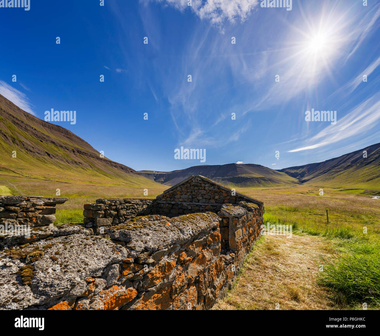 Le antiche rovine, Olafsdalur, Gilsfjordur fiordo, West fiordo, Islanda Foto Stock