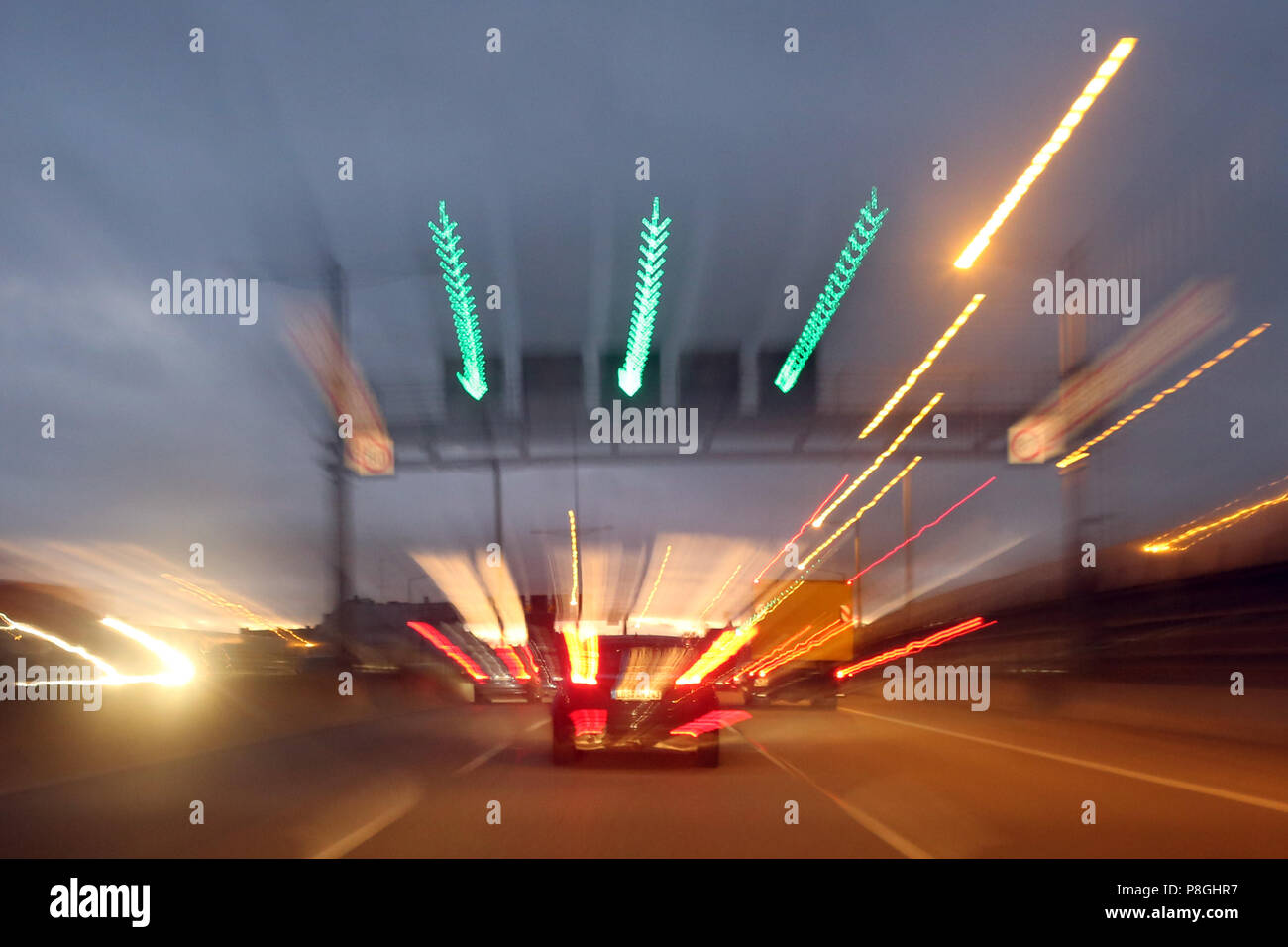 Berlino, Germania, vista offuscata su una autostrada ride di sera Foto Stock